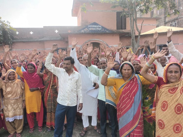 रामगढ़वा : अपनी मांगो को लेकर रसोईयां ने एमडीएम बंद कर किया धरना-प्रर्दशन
