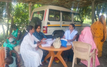 सीतामढ़ी :- आंगनवाड़ी केंद्र पर हो रहे टीकाकरण का अधिकारियों ने किया निरीक्षण