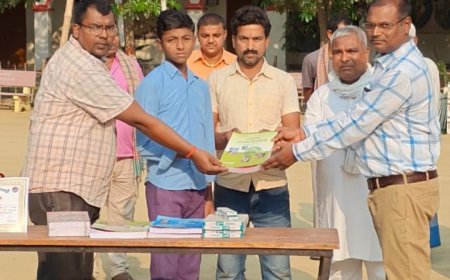 सीतामढ़ी :- रेलवे अधिकारी ने मेधावी छात्रों को किया सम्मानित