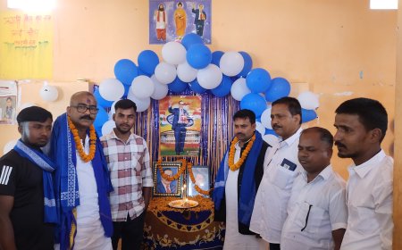 सीतामढ़ी :- सैकड़ों की तादात में लोग डॉ भीम राव आंबेडकर साहेब के तैलय चित्र पर पुष्प अर्पित कर उन्हें याद किए।