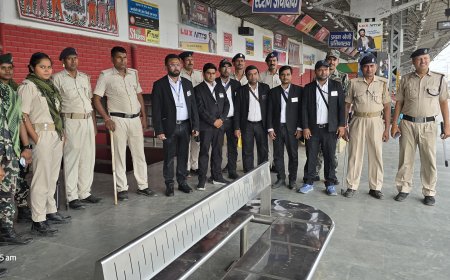 सीतामढ़ी :- मंडल क्षेत्र के सीतामढी रेलवे स्टेशन पर पहली बार लाल गाड़ी से किया गया टिकट चेकिंग