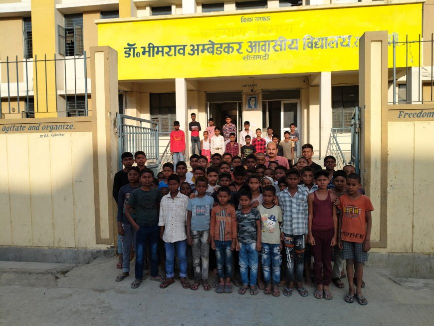 सीतामढ़ी :- बाल कटाओ या नाम कटाओ अभियान के तहद बच्चों को सफाई के महत्व के बारे में दी गई जानकारी