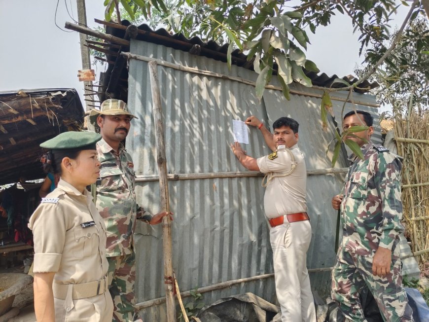 सीतामढ़ी :- अपहरण मामले में फरार आरोपी के घर इश्तिहार चिपकाया गया