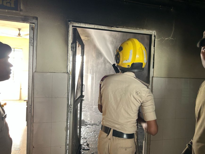 सीतामढ़ी :- सरोजा सीताराम सदर अस्पताल में शॉर्ट सर्किट से लगी आग से लाखो का हुआ नुकसान