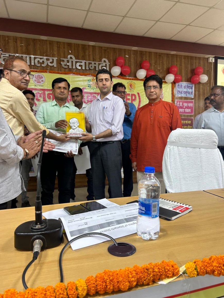 सीतामढ़ी :- मुखिया ज्याउल्लाह को सिल्वर मेडल देकर डीएम ने किया सम्मानित