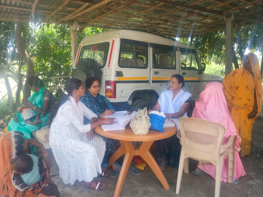 सीतामढ़ी :- आंगनवाड़ी केंद्र पर हो रहे टीकाकरण का अधिकारियों ने किया निरीक्षण