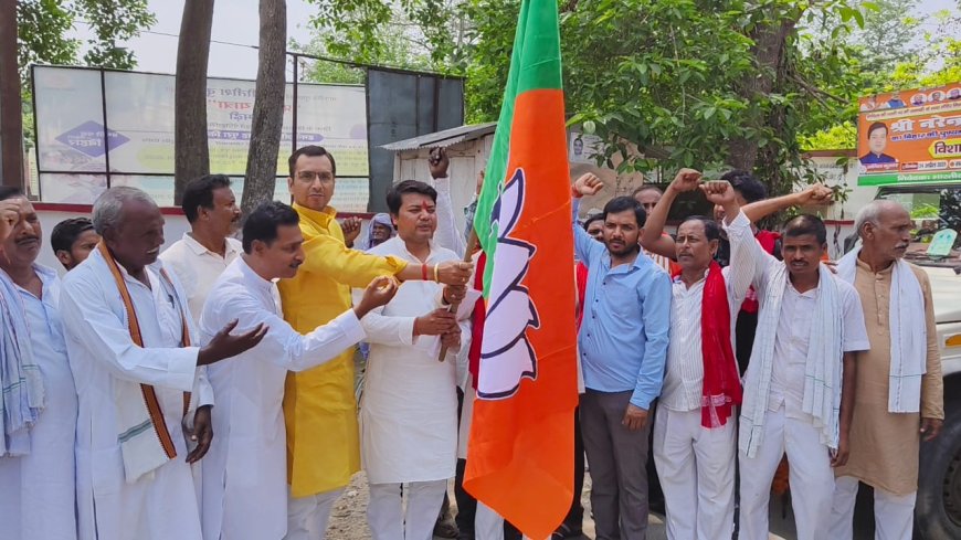 सीतामढ़ी :- प्रधानमंत्री के मधुबनी आगमन की तैयारी को लेकर विधायक ने झंडा दिखा प्रचार गाड़ी किया रवाना