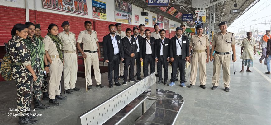 सीतामढ़ी :- मंडल क्षेत्र के सीतामढी रेलवे स्टेशन पर पहली बार लाल गाड़ी से किया गया टिकट चेकिंग