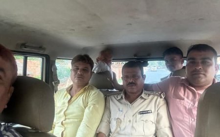 महुआ में तैनात दारोगा मेघनाथ राम पांच हजार की रिश्वत लेते रंगे हाथ गिरफ्तार