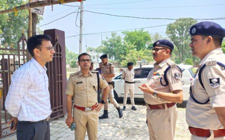 मोतिहारी - जिलाधिकारी एवं पुलिस अधीक्षक ने ईवीएम विविपैट एफएलसी कार्य का किया निरीक्षण