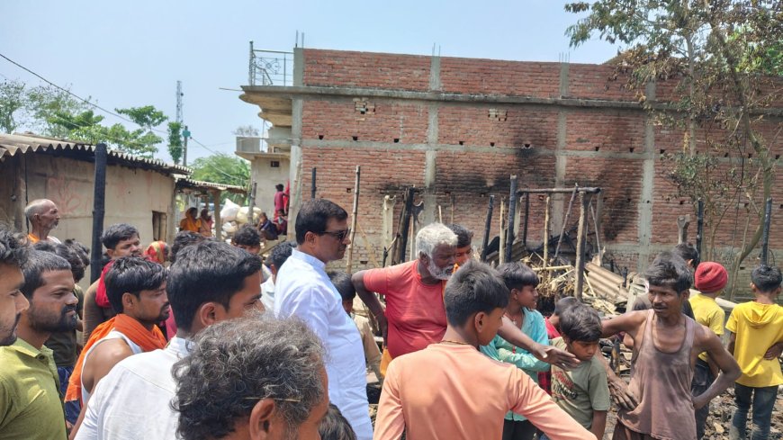 सीतामढ़ी :- अग्नि पीड़ितो से मिले राधाकांत गुप्ता उर्फ बच्चू भाई, दी राहत सामग्री