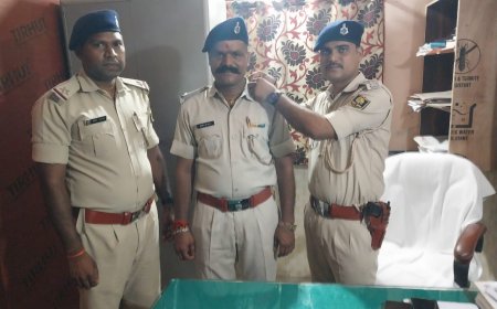 सीतामढ़ी :- सहायक अवर निरीक्षक को थानाध्यक्ष ने स्टार पहना कर किए सम्मानित