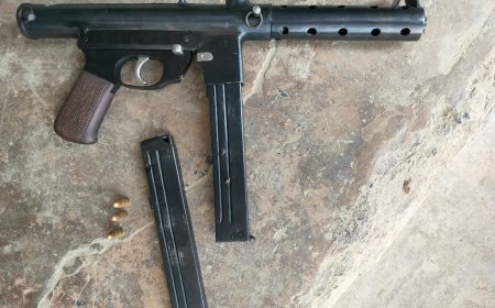 मोतिहारी : एनएच 27 पर मोतिहारी पुलिस की बड़ी कामयाबी, बस में छापेमारी कर कार्बाइन व जिंदा कारतूस के साथ तस्कर गिरफ्तार