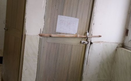 सीतामढ़ी :- यात्री सुविधा में कोषों दूर खड़ा सीतामढ़ी रेलवे स्टेशन, उच्चश्रेणी प्रतीक्षालय के शौचालय बना नर्क