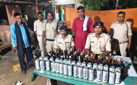 रामगढ़वा : खुगनी गांव में पुलिस की बड़ी कार्रवाई, भारी मात्रा में अवैध शराब बरामद, एक कारोबारी गिरफ्तार