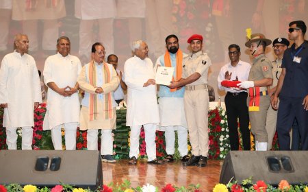 पटना : मुख्यमंत्री नीतीश कुमार ने बापू सभागार में 21,391 नवनियुक्त सिपाहियों को सौंपा नियुक्ति पत्र