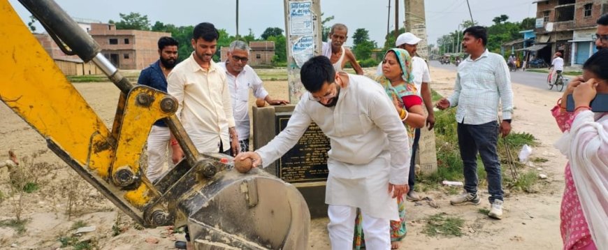 सीतामढ़ी :- नगर परिषद वार्ड संख्या 20 में  वर्षों से जर्जर सड़क निमार्ण का किया गया शुभारंभ