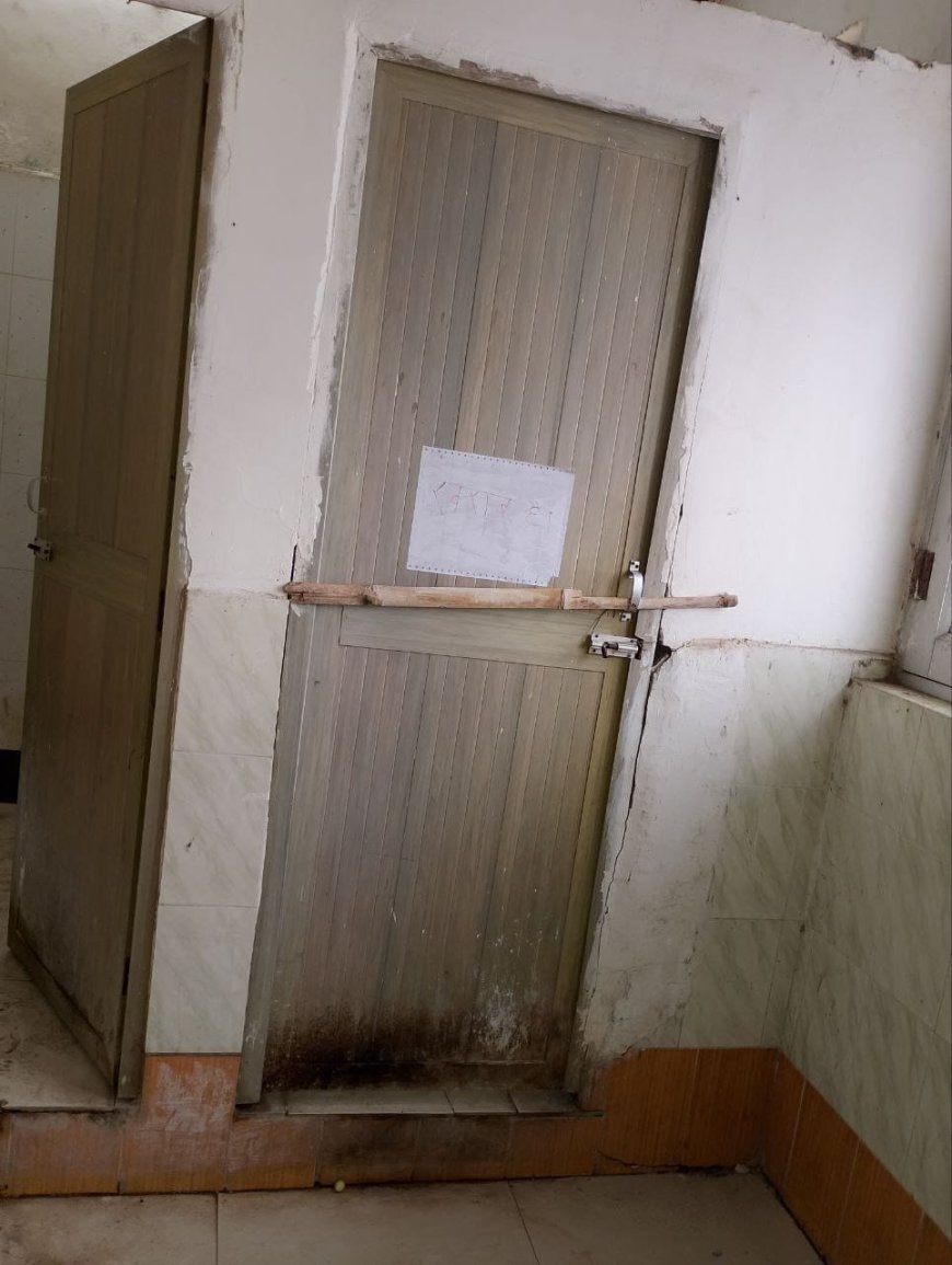 सीतामढ़ी :- यात्री सुविधा में कोषों दूर खड़ा सीतामढ़ी रेलवे स्टेशन, उच्चश्रेणी प्रतीक्षालय के शौचालय बना नर्क