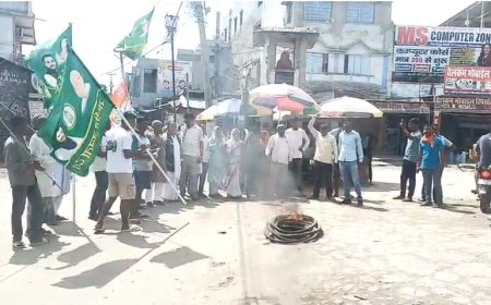 सिकरहना : घोड़ासहन में राजद का बंदी, वोटर लिस्ट पुनरीक्षण में अनियमितता का आरोप, सड़कों पर उतरे कार्यकर्ता