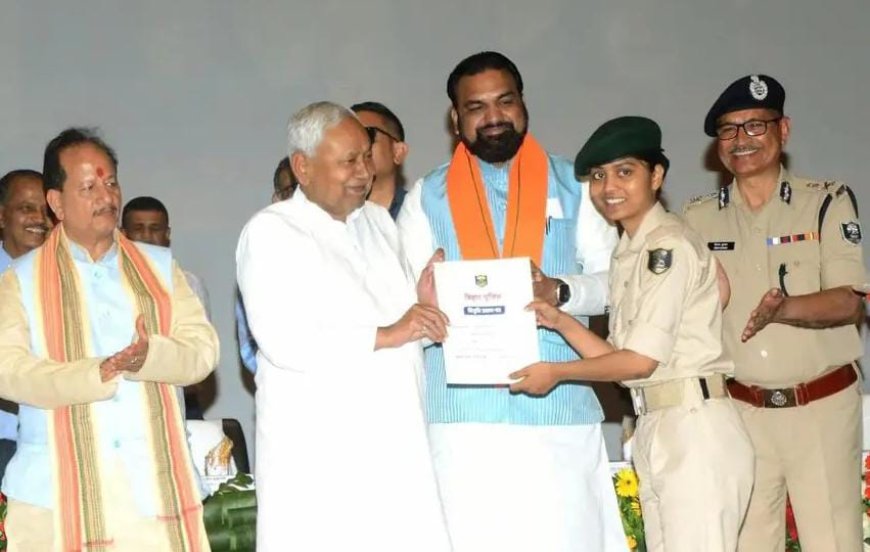 सीतामढ़ी :-   शहीद जवान प्रह्लाद बैठा की दोनों पुत्री बिहार पुलिस में चयनित, मुख्यमंत्री द्वारा सौंपा गया नियुक्ति पत्र,क्षेत्र में खुशी का माहौल