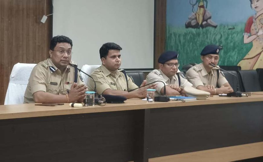 सीतामढ़ी : कानून-व्यवस्था को लेकर उच्चस्तरीय बैठक, पुलिस अधिकारियों को दिए गए सख्त निर्देश