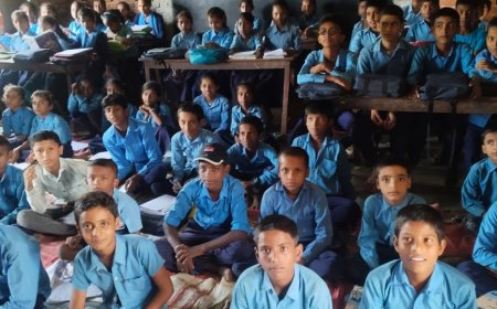 सिकरहना : शिक्षकों और भवन की भारी कमी से जूझ रहा बनकटवा प्रखंड स्थित सेमरी मठ का मध्य विद्यालय, करीब 600 छात्रों पर केवल 6 शिक्षक, शैक्षणिक व्यवस्था चरमराई