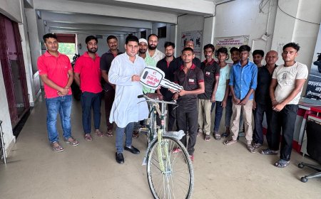 सुगौली : राजा हीरो ऑटोमोबाइल प्रोपराइटर राजा भैया ने मैकेनिक को सर्वश्रेष्ठ कार्य प्रदर्शन को लेकर पुरुस्कृत किया