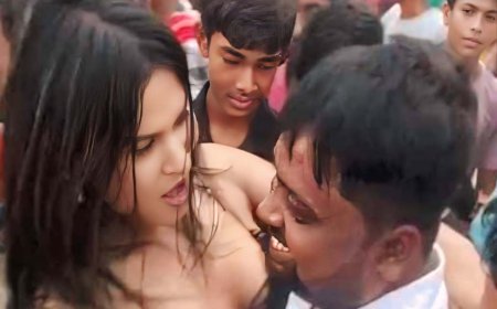 सुगौली : ए मुखिया जी मन होखे त बोली, बिहार में श्रीकृष्ण जन्माष्टमी के अवसर मर्यादा हुई तार-तार, इश्कबाज मुखिया ऑर्केस्ट्रा गर्ल के साथ ठुमके लगाते दिखे 