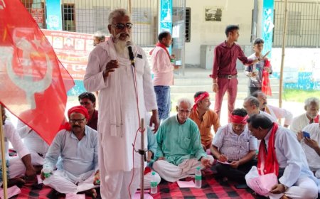 सुगौली : 14 सूत्री मांगों को लेकर लोकल कमिटी के बैनर तले प्रखंड मुख्यालय पर आयोजित एक दिवसीय धरना-प्रदर्शन