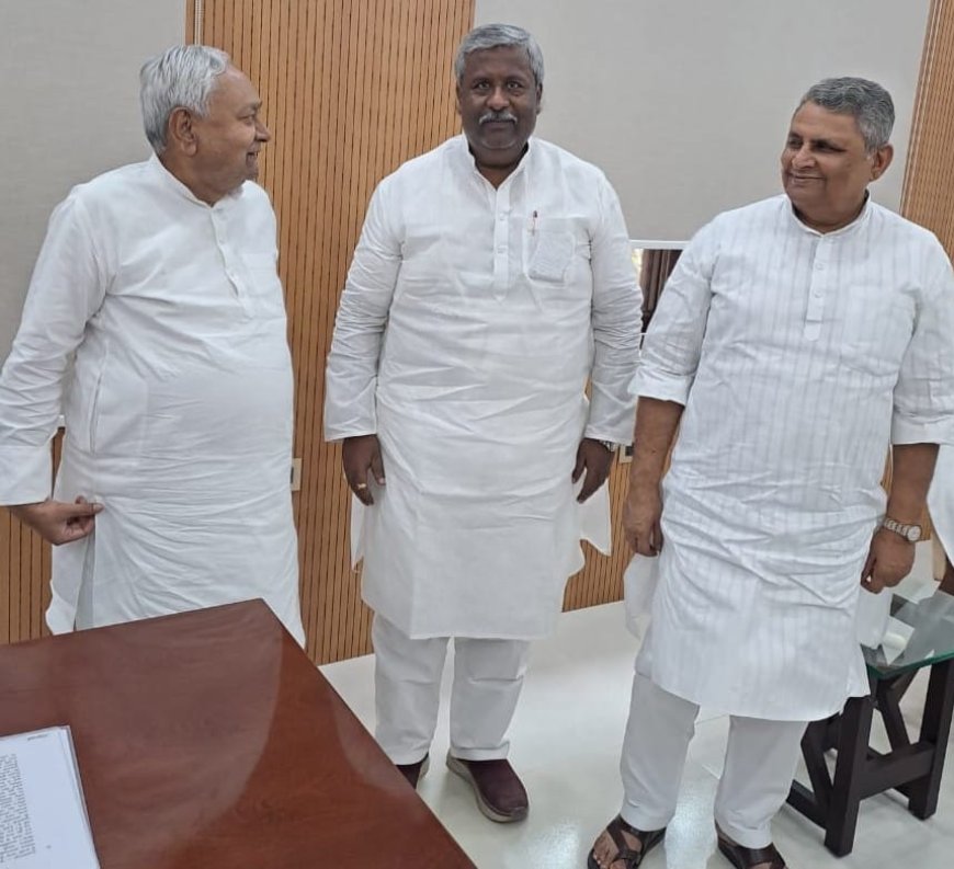 सुगौली : विकास की नई ऊंचाइयों पर ले जाना ही लक्ष्य, पूर्व एमएलसी सतीश कुमार ने मुख्यमंत्री और मंत्री विजय चौधरी से आशीर्वाद प्राप्त कर जनसंपर्क यात्रा को किया तेज