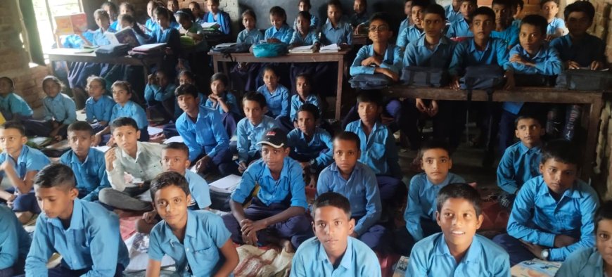 सिकरहना : शिक्षकों और भवन की भारी कमी से जूझ रहा बनकटवा प्रखंड स्थित सेमरी मठ का मध्य विद्यालय, करीब 600 छात्रों पर केवल 6 शिक्षक, शैक्षणिक व्यवस्था चरमराई