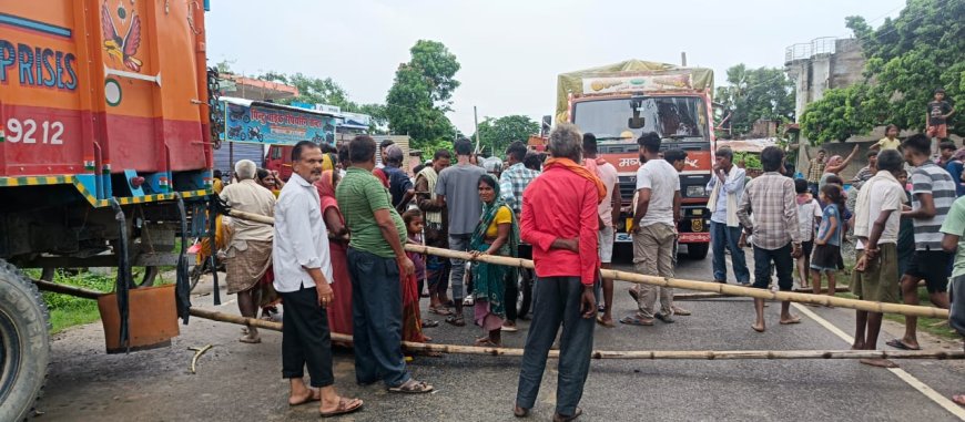 सीतामढ़ी :- बिजली पानी को लेकर ग्रामीणों ने किया सड़क जाम