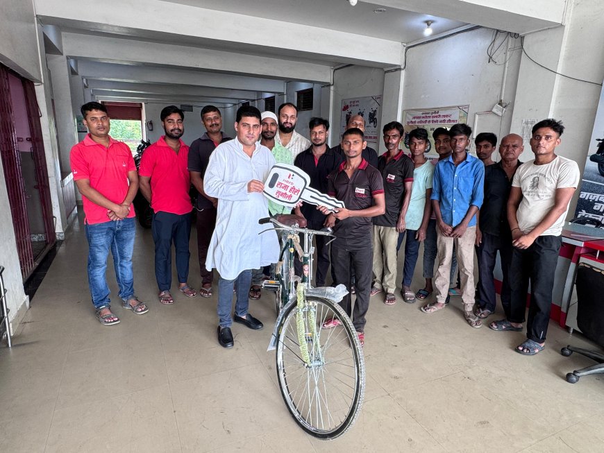 सुगौली : राजा हीरो ऑटोमोबाइल प्रोपराइटर राजा भैया ने मैकेनिक को सर्वश्रेष्ठ कार्य प्रदर्शन को लेकर पुरुस्कृत किया