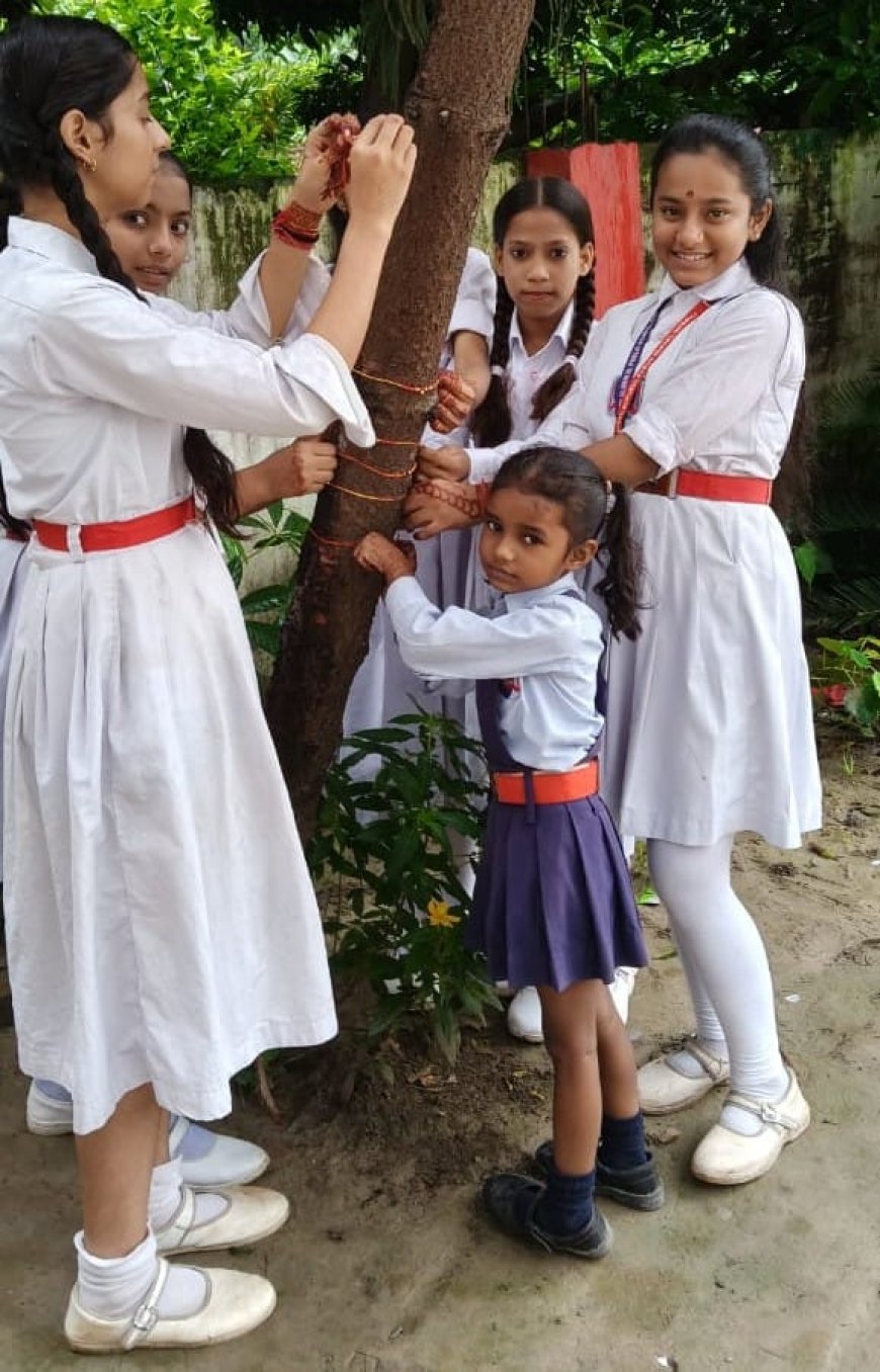 सुगौली : छात्राओं ने पेड़ पौधों को राखी बांध लिया पर्यावरण संरक्षण का संकल्प