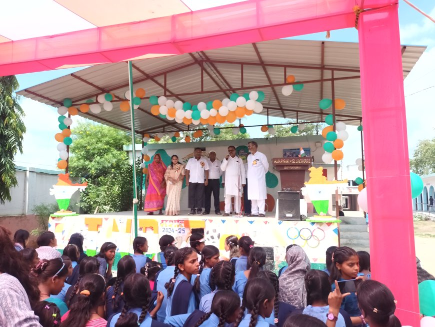 रामगढ़वा। प्रखंड प्रमुख समेत अधिकारी, जनप्रतिनिधि एवं विधालय प्रधानाध्यापको ने आन-शान से झंडात्तोलन