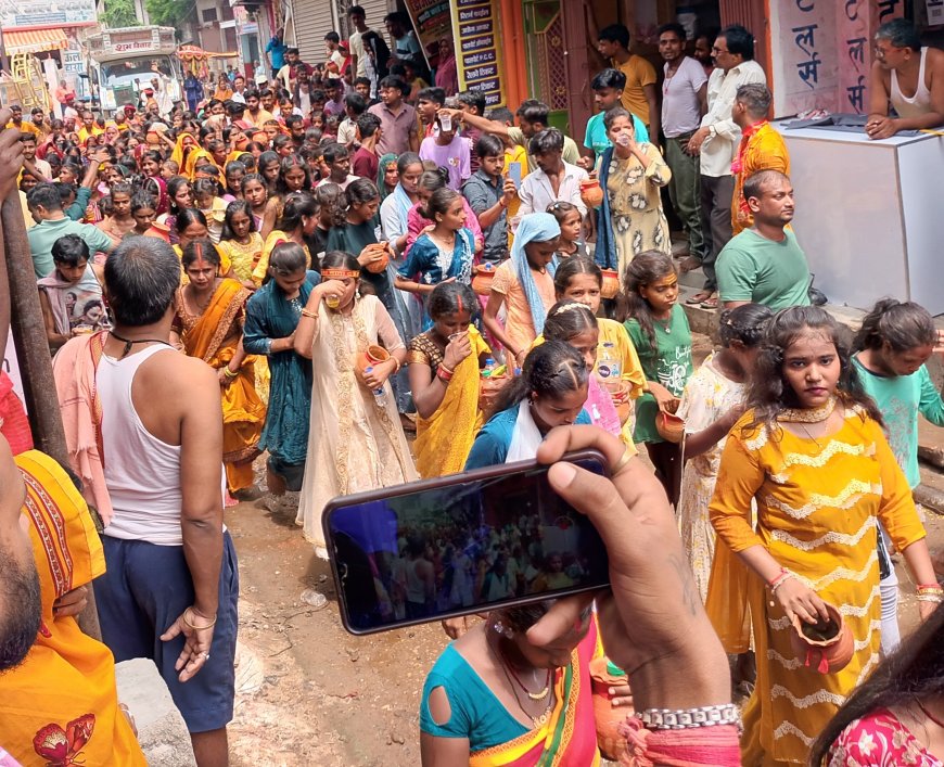 रामगढ़वा। पांच दिवसीय श्री गणेश पूजा को लेकर कार्यकर्ताओं द्वारा निकाली गई सैकड़ों कलश शोभायात्रा, प्रतिदिन चलेगा मूवी कार्यक्रम