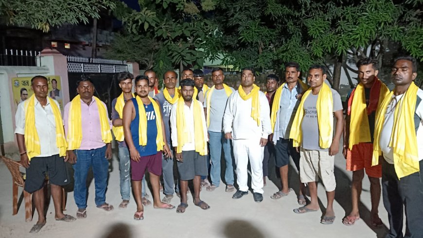 रामगढ़वा:  ई० रिक्शा चालकों ने जन सुराज भावी प्रत्याशी को किया समर्थन, पार्टी के अभियान को मिली नई शक्ति