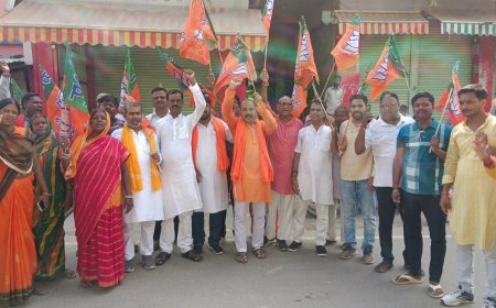 सुगौली: प्रधानमंत्री के मां पर अभद्र टिप्पणी पर भाजपा का जोरदार किया विरोध प्रदर्शन, प्रधानमंत्री की मां के सम्मान की रक्षा हमारा गौरव है।