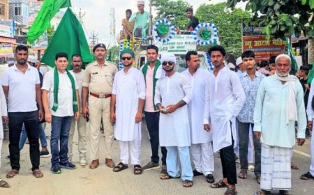 सुगौली: ईद मिलादुन्नबी पर जश्न की रौनक, निकाला गया मोहम्मदी जुलूस