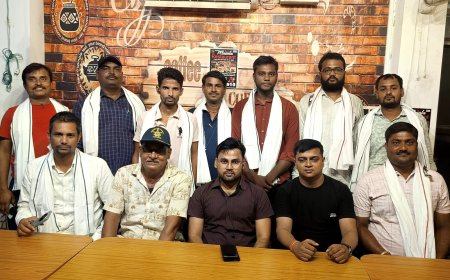 सुगौली: अगस्त महीने के अनलिमिटेड डिनर ड्रा कार्यक्रम में बिजलीकर्मियों का सम्मान