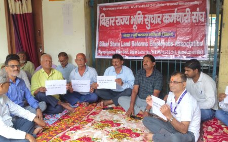 सुगौली: अंचल कार्यालय कर्मियों ने अपनी सुरक्षा की मांग एवं असमाजिक तत्वों की शीघ्र गिरफ्तारी को लेकर दिया धरना