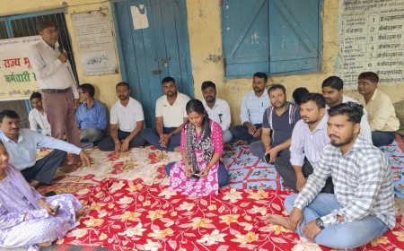 सुगौली : अंचल कर्मियों पर हमला को लेकर दूसरे दिन भी गुस्से से उबाल, गेट पर ताला जड़ धरना जारी, कामकाज ठप