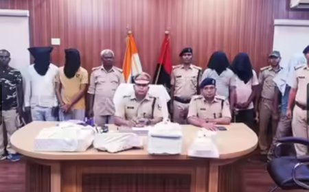 सीतामढ़ी :- नेपाली लोगो का आधार कार्ड सहित जाती व आय प्रमाण पत्र बनाने वाले गिरोह का भंडाफोड़, गिरफ्तार