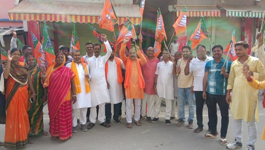 सुगौली: प्रधानमंत्री के मां पर अभद्र टिप्पणी पर भाजपा का जोरदार किया विरोध प्रदर्शन, प्रधानमंत्री की मां के सम्मान की रक्षा हमारा गौरव है।