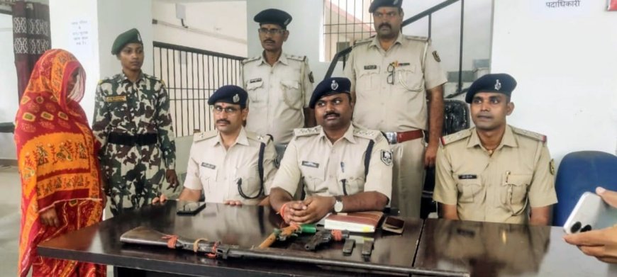 सुगौली : अनुमंडल पुलिस पदाधिकारी के नेतृत्व में छापेमारी, रामगढ़वा से हथियारों का जखीरा बरामद, महिला गिरफ्तार