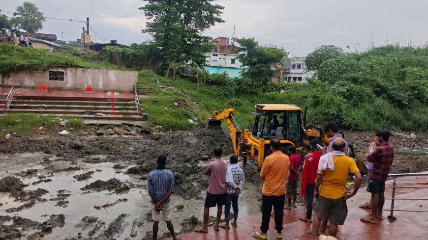 रामगढ़वा। तिलावे नदी व छठ घाट की गंदगी साफ-सफाई से जनता में आई खुशी,अबकी बार नये प्रत्याशी का वोट