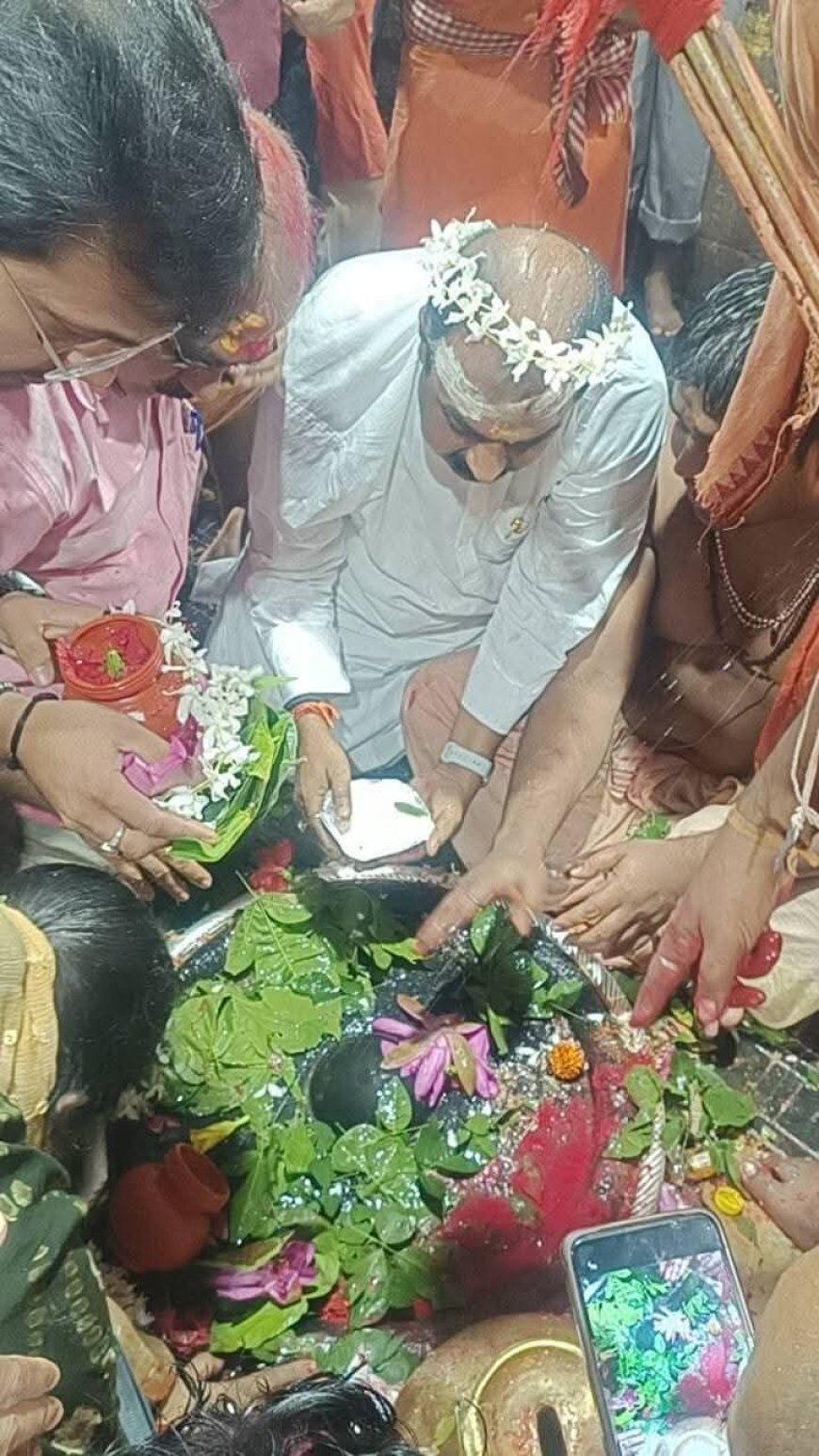 सुगौली:  विधानसभा सम्भावित प्रत्याशी सुनील सिंह ने बाबा बैधनाथ धाम में की पूजा-अर्चना