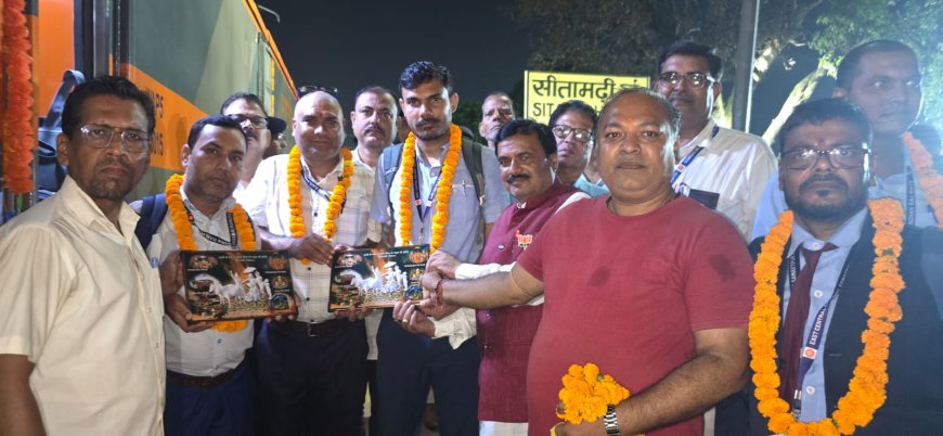 सीतामढ़ी :- सहरसा - छेड़हटा(अमृतसर)ट्रेन ट्रेन को सीतामढी रेलवे स्टेशन पहुंचने पर हुआ भव्य स्वागत, ट्रेन के गार्ड व लोको पायलट को किया गया सम्मानित