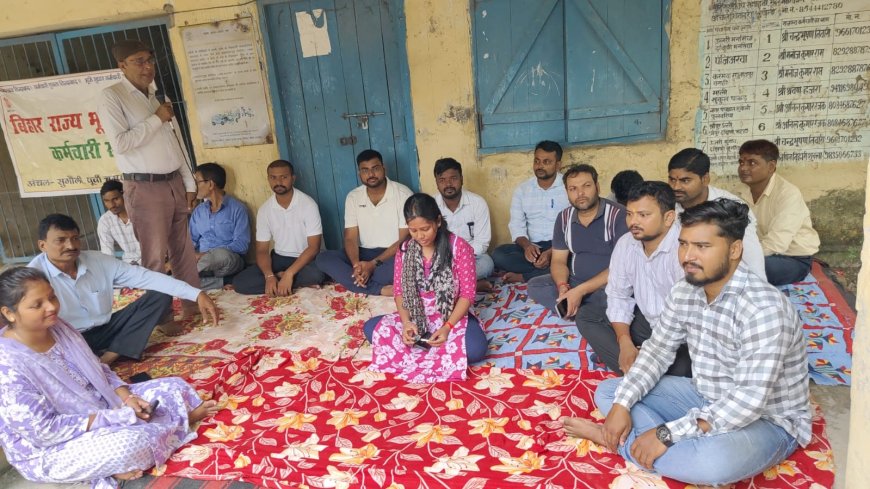 सुगौली : अंचल कर्मियों पर हमला को लेकर दूसरे दिन भी गुस्से से उबाल, गेट पर ताला जड़ धरना जारी, कामकाज ठप