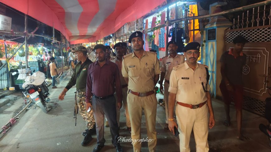 रामगढ़वा । नवरात्रि व महापर्व दुर्गा पूजा मेला को लेकर पुलिस का फ्लैग मार्च,शांति व सौहार्द की अपील